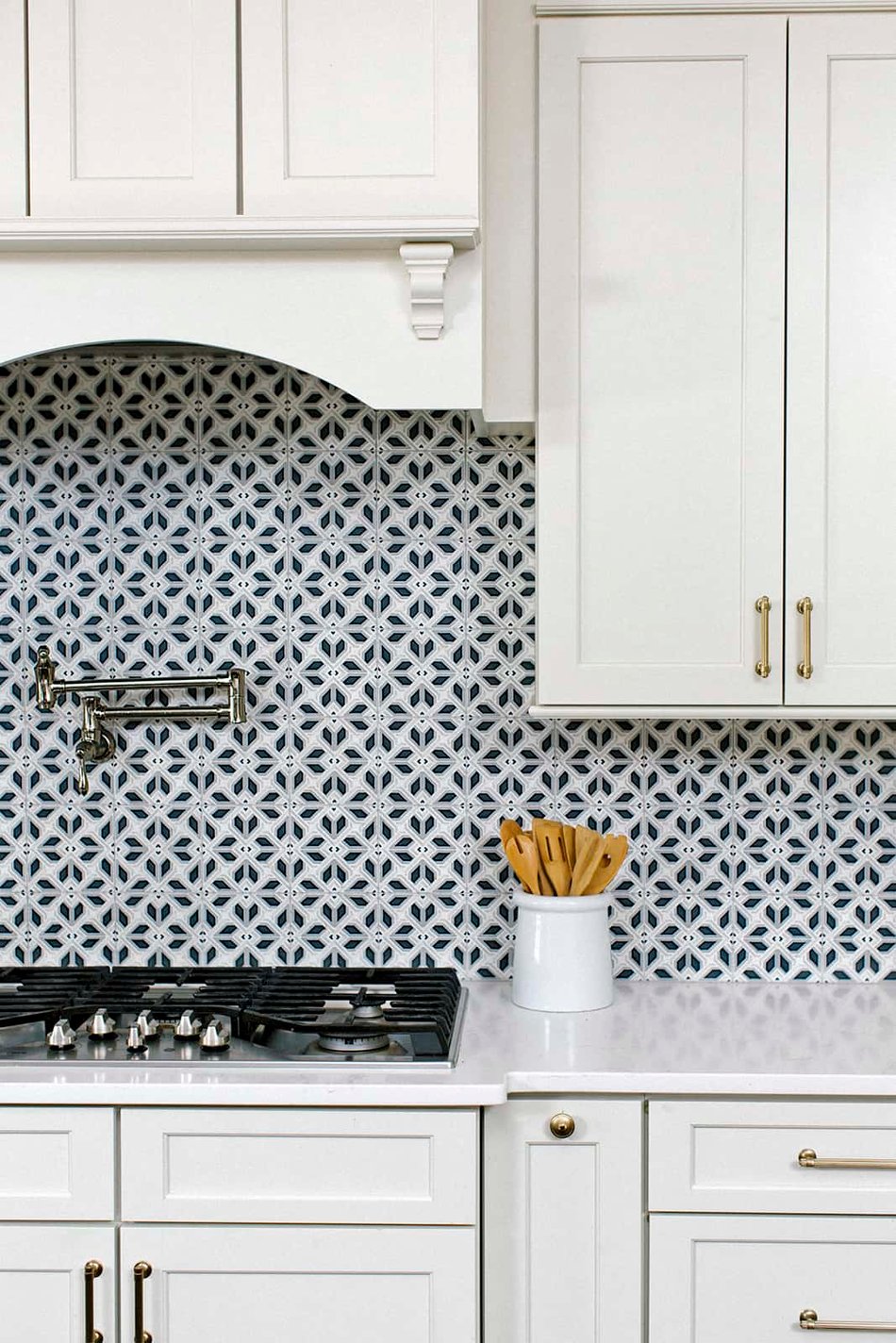 AST-Avery-HR-Grande-Charcoal-Carrara-Carolyn-Leona-Design-Kitchen-Backsplash-must-credit-Anna-Routh-Barzin-Photographer