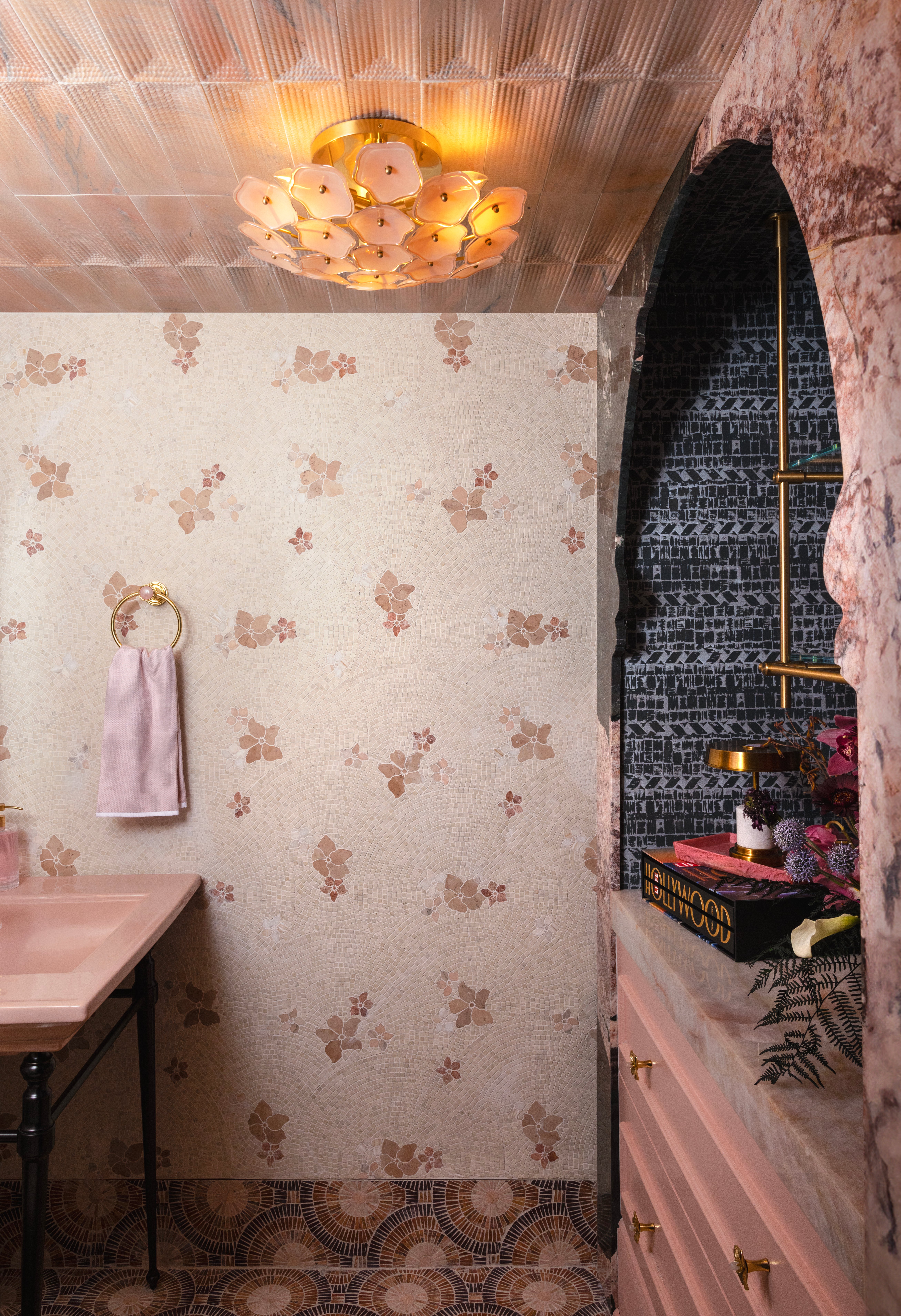 Cherry_Blossom_SLCHEBEXP2_Motor_City_Desert_Sunrise_SMCCDESSUNT_Sakura_Bianco_Antico_SSAKBAMH_Fade_Coral_Pink_SRGFADECP412_Kips_Bay_New_York_2025_Andrea_Schumacher_Interiors_Bathroom_02