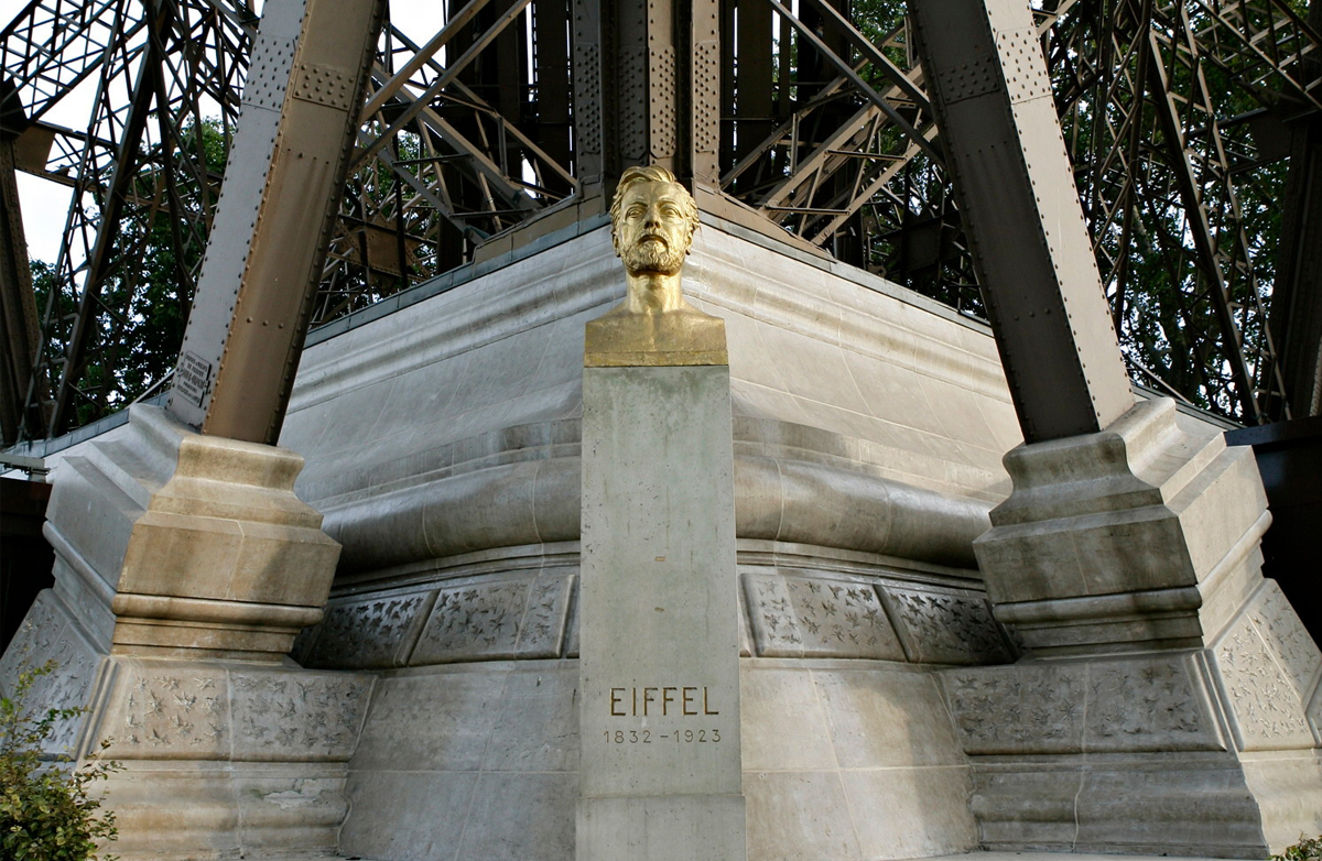 Gustave Eiffel Statue Up Close Massangis Jaune
