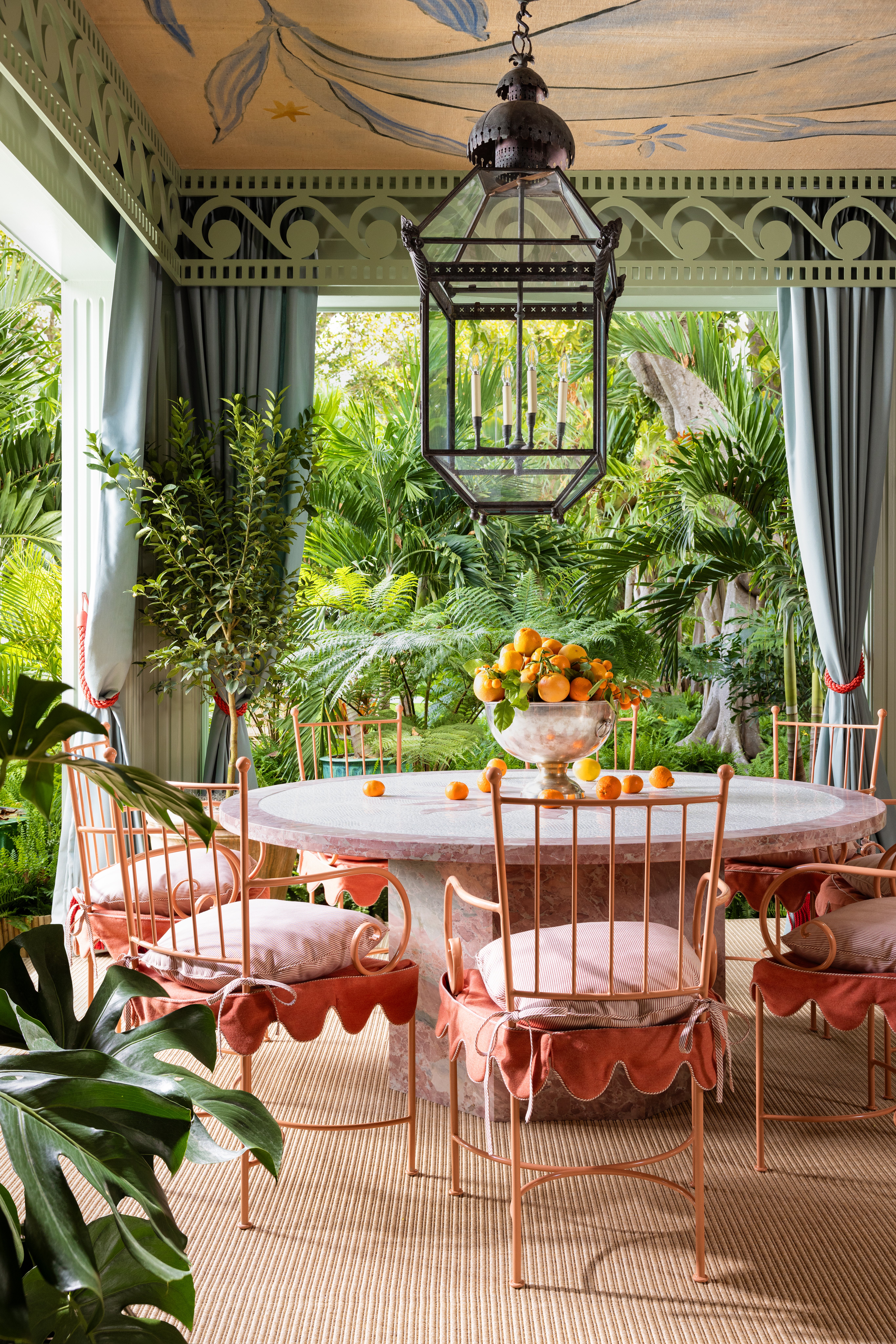 Xanadu_Falls_Calacatta_Gold_SXANFCGMP_Breccia_Pernice_SBPERNH1224_Kips_Bay_West_Palm_Beach_2025_Meg_Lonergan_Interiors_Outdoor_Dining_Room_02